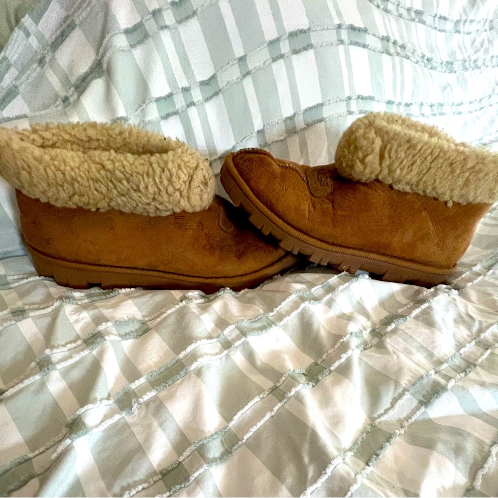 UGG Slippers two pair, unisex